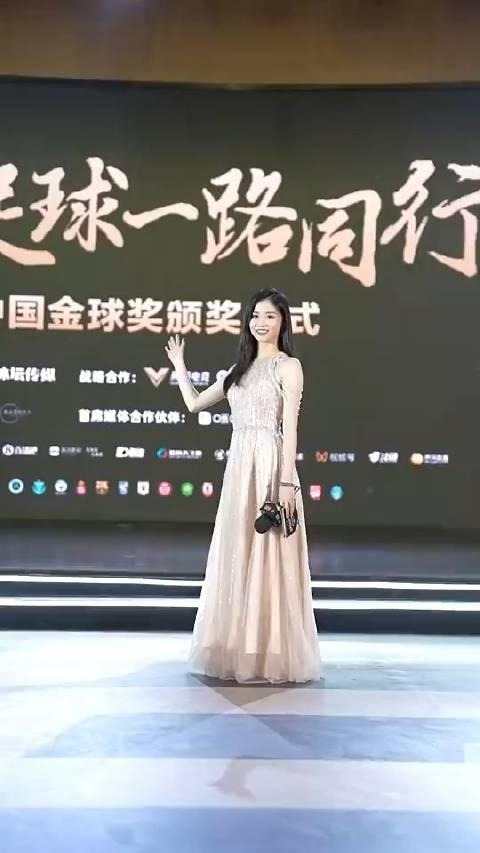 解说足球的女主持人图片