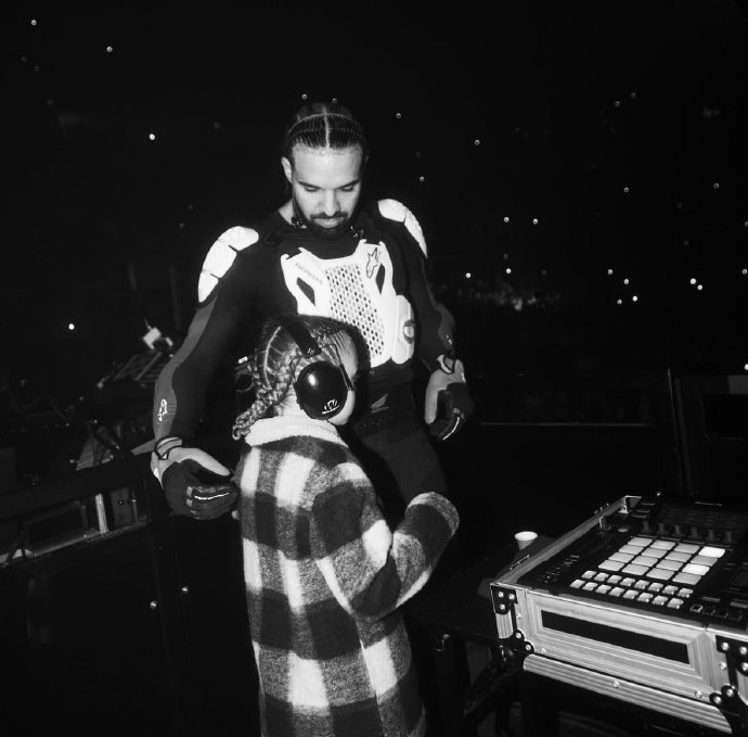 drake巡演现场的adonis 9615|巡演_新浪新闻