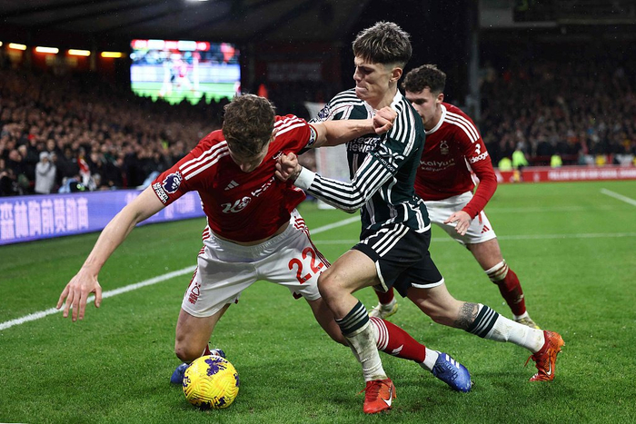 在英超联赛中，诺丁汉森林2比1击败了曼联。