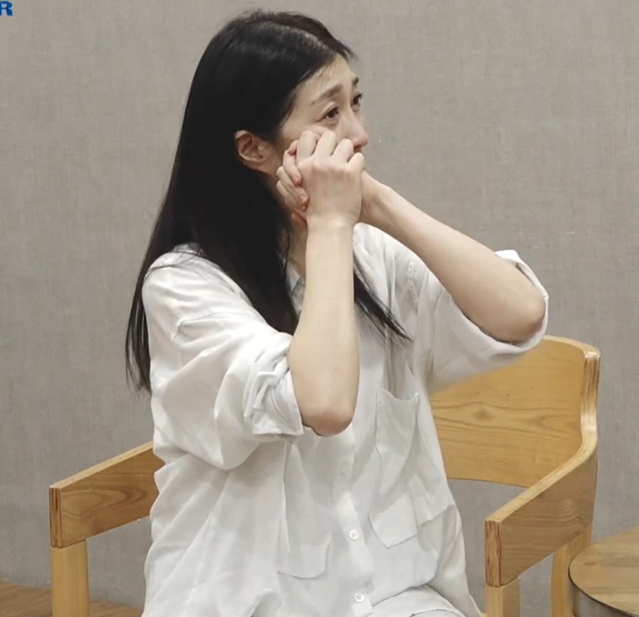 黄嘉千崩溃落泪,曝夏克立曾家暴女儿,夏克立否认称自己是好父亲__财经头条__新浪财经
