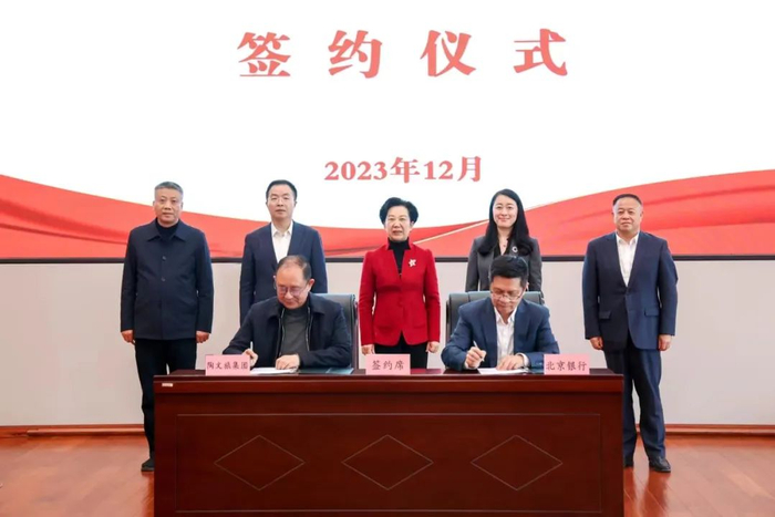 赵燕娜（后排右二） 图片来源 景德镇市人民政府发布