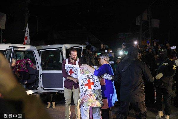 2023年11月28日，哈马斯向红十字会移交人质。火草换人图片来源：视觉中国
