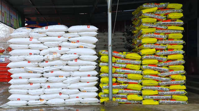 春灌施肥育苗检修天山南北备耕忙