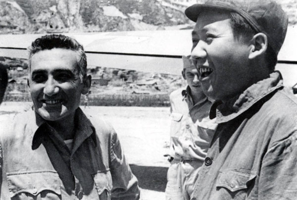 图2 马海德与毛泽东