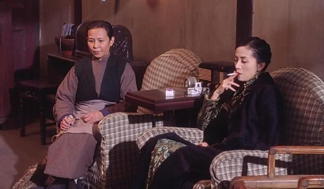 在电影《悠悠故人情》中,她挑战了羊妈妈这个老区妇女的形象,从30岁