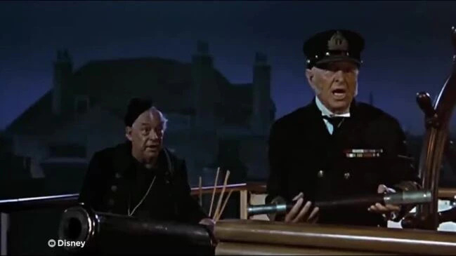 片中，常常拿着望远镜监视四周的海军上将是老古董的代表