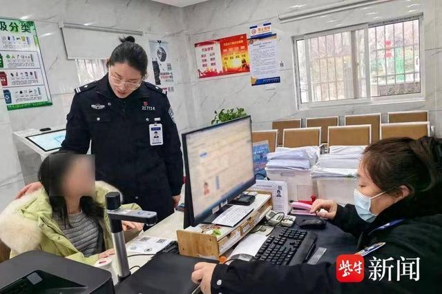 遊客丟失證件急落淚,民警暖心幫助解難題|民警|證件|派出所_新浪新聞