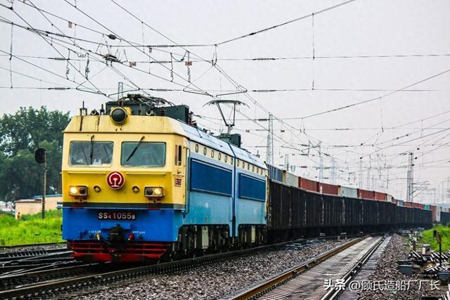 本务机车负责牵引的2258次货物列车以每小时60公里的时速运行在大秦
