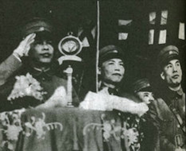 图4：1934年陈济棠（左）、李宗仁（中）在广州阅兵典礼检阅台上