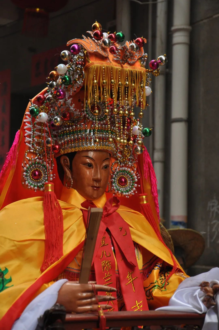 新生的网红神火了,真正传统的游神却晾在一旁|游神