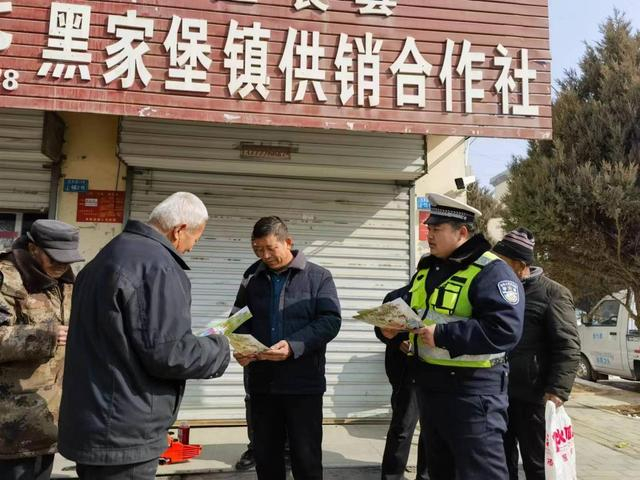 关注春运后半程延长县公安局交警广泛开展交通安全宣传