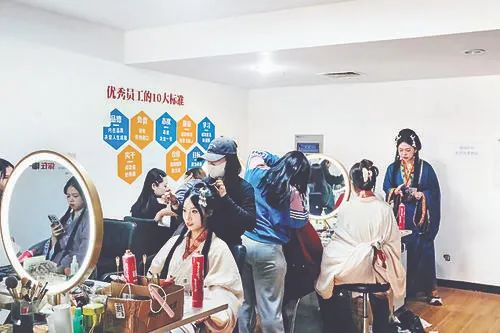 河北省邯郸市丛台公园附近一家旅拍馆内，游客排队体验汉服妆造。焦晶娴/摄