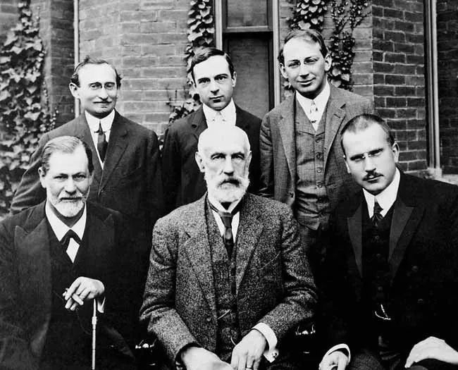 △ 弗洛伊德（前排 中）、荣格（前排 右）等在克拉克大学的合影