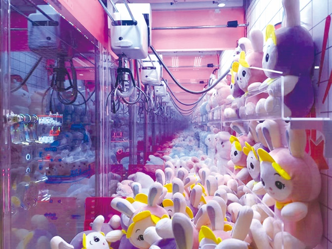 图为商场中摆满毛绒玩具的抓娃娃机。