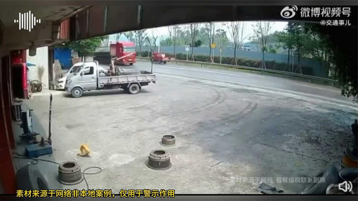 大货车刹车轮胎都冒烟了要不然面包车真就成夹心饼干了