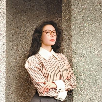 王艺洁年,是这样过去的:除夕的遍地红纸,初一的满桌饺子,初二的四座