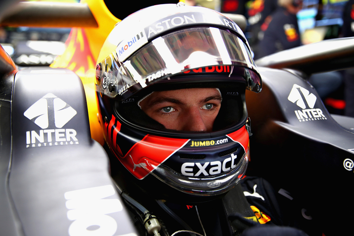 维斯塔潘在比赛中 图/视觉中国脸和脖子融为一体?