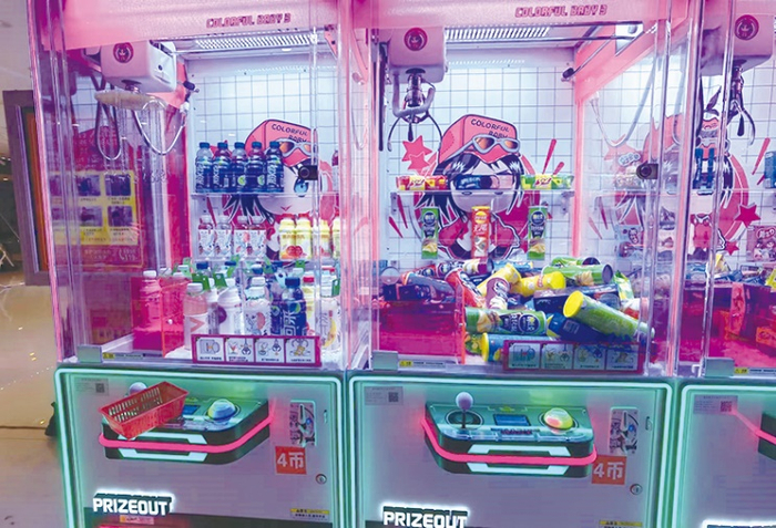 图为商场中摆放的夹零食机器。