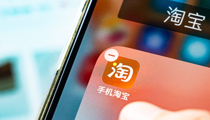 但与京东相比，淘宝的目标对象十分明确。海报上用加粗红色字体格外醒目的写着——明星&头部KOL。