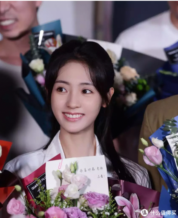 邢菲的成名并非来得轻松,她用坚持和勇气书写了自己的演艺传奇.