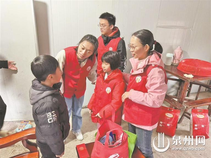 文/图)日前,东南公益爱心人士和志愿者不畏低温,来到安溪县剑斗镇走访