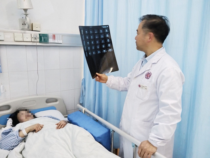 坐车时颠了一下,41岁女子竟然腰椎骨折了|暴力|腰椎