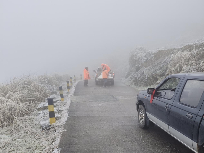低温凝冻持续粤北山区公路加快除冰保畅