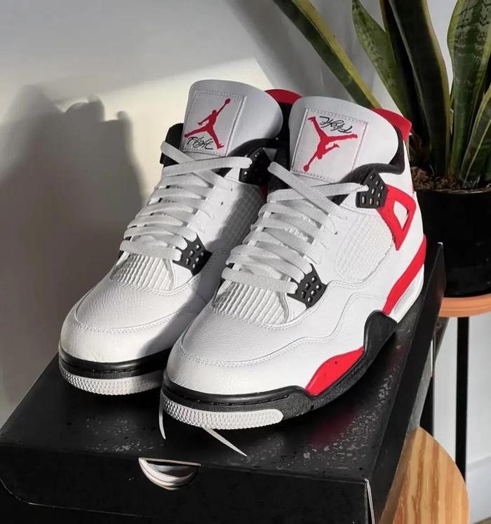 aj4黑红鞋舌图片