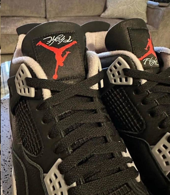 错版「aj4黑红」转手卖掉赚了12万?乔丹飞人标倒立了.