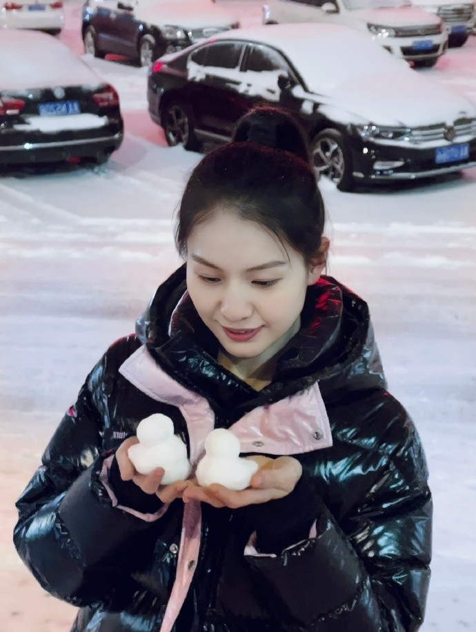 郭子瑄晒自己与用雪做的小黄鸭合影这么多小可爱借我两只04