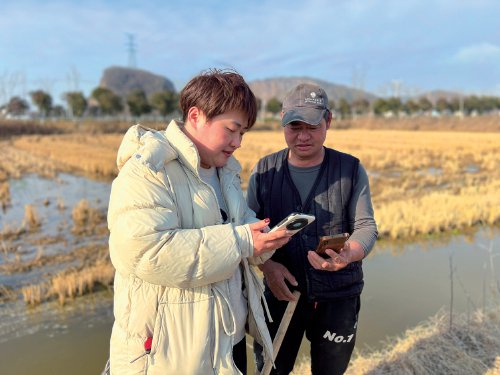 　　图为邮储银行海盐县支行工作人员正在向沈仁红展示普惠金融新产品。