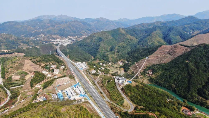云茂高速穿过云开大山的景象（2月11日摄，无人机照片）。新华社记者王瑞平 摄