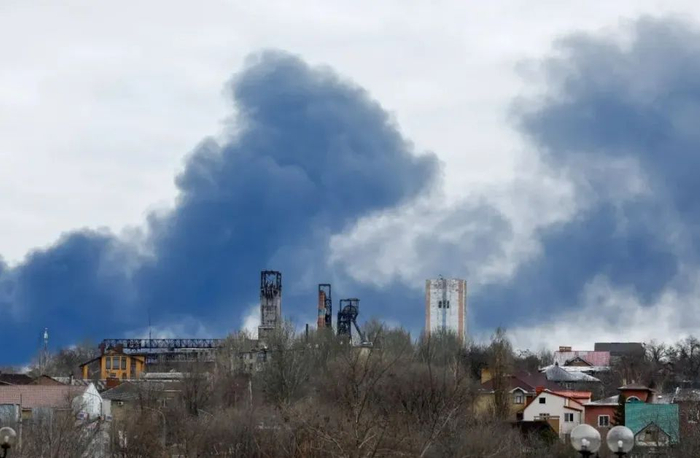 ▲当地时间2024年2月19日，顿涅茨克，俄乌冲突持续，城市上空浓烟滚滚。图/IC photo