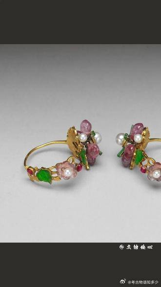 清代金嵌珠翠宝石花卉耳环丨颜色鲜艳的清代耳环文物__财经头条
