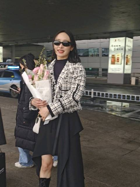 kara郑妮可现身长沙机场完美身材好好看