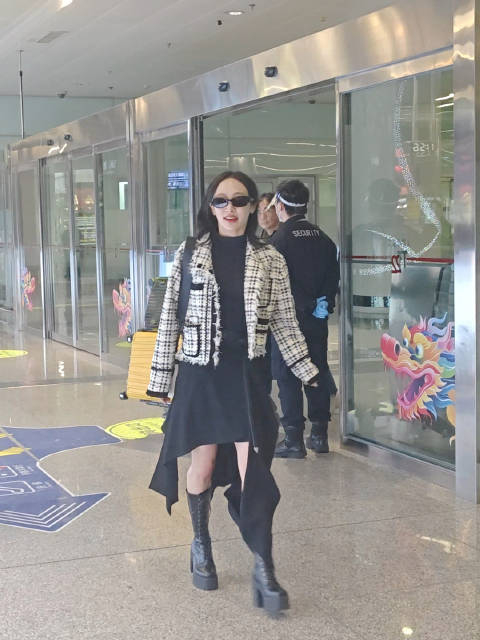 kara郑妮可现身长沙机场是来参加新一季的浪姐嘛