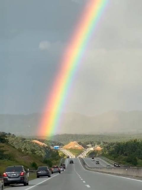 当美轮美奂的彩虹出现,旅途上的人们不约而同地驻车欣赏……_手机新浪