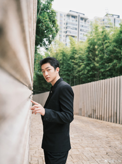 这一次屈楚萧的造型真的很难不爱……|屈楚萧|造型|大衣_新浪新闻