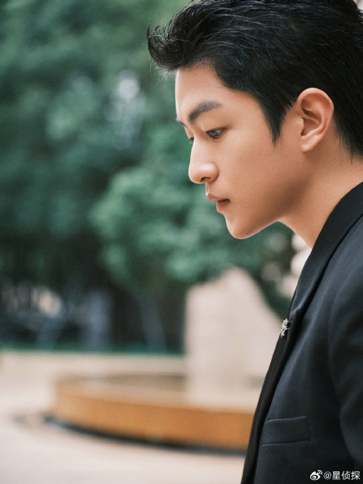 这一次屈楚萧的造型真的很难不爱……|屈楚萧|造型|大衣_新浪新闻