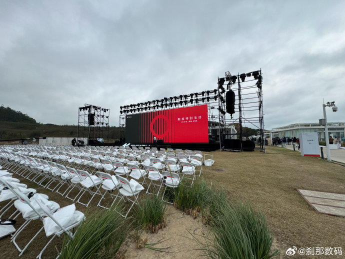 岛上风真的超级大,而发布会舞台居然是在室外,保佑啊