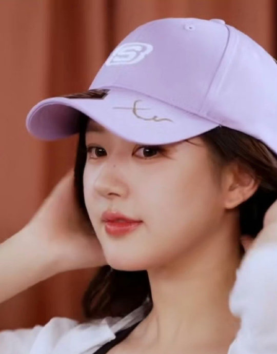 赵露思今日直播截图,随便一截都好美啊,戴帽子造型梦回桑稚!