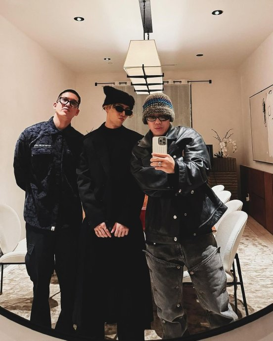 240228 peteryoon_ 红色相机 更新@got7official @王嘉尔