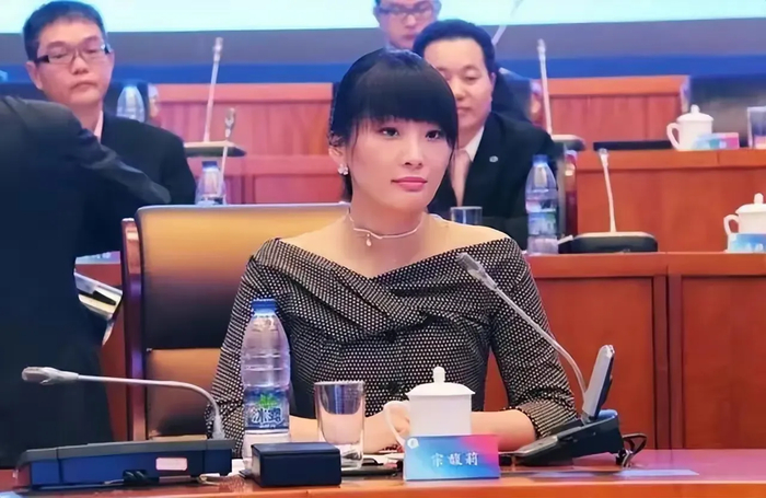 宗馥莉追忆父亲泣不成声追求者笑容满面吊唁惹众怒她太缺爱了