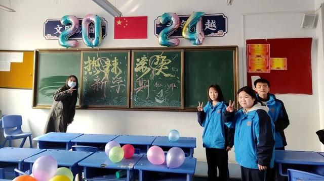 告别了寒假,博爱学子们身着整齐的校服,笑逐颜开,步入校园.