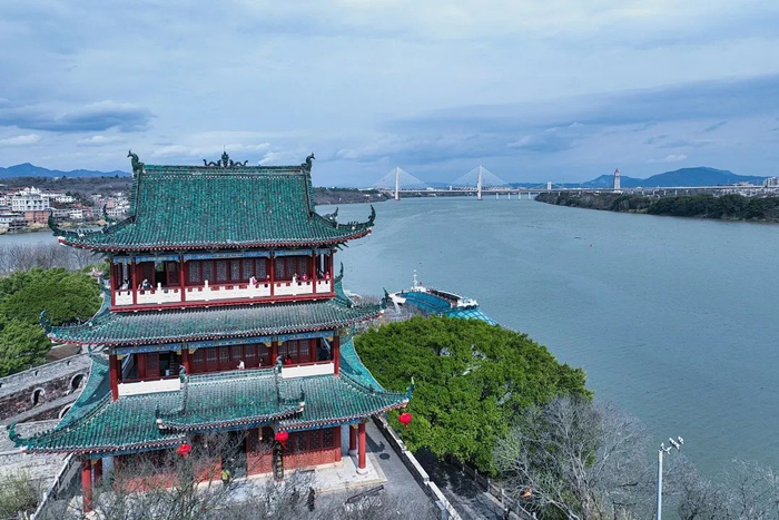 八境台对话,在赣江北去的百舸争流景观中,讲述着一座赣州城的半部宋代