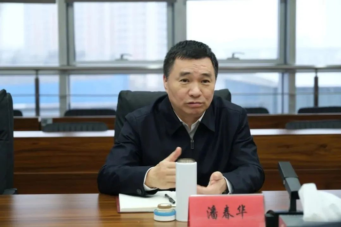 座谈会上,潘春华详细了解了漕湖街道人大的基本情况,并认真听取了漕湖