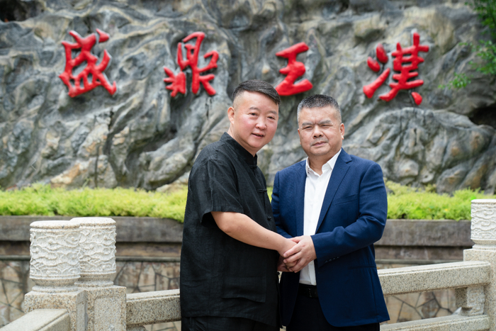 汉王酒业董事长欧杰与三一集团联合创始人、汉王酒业战略投资人、湖南汉王酒业董事长毛中吾