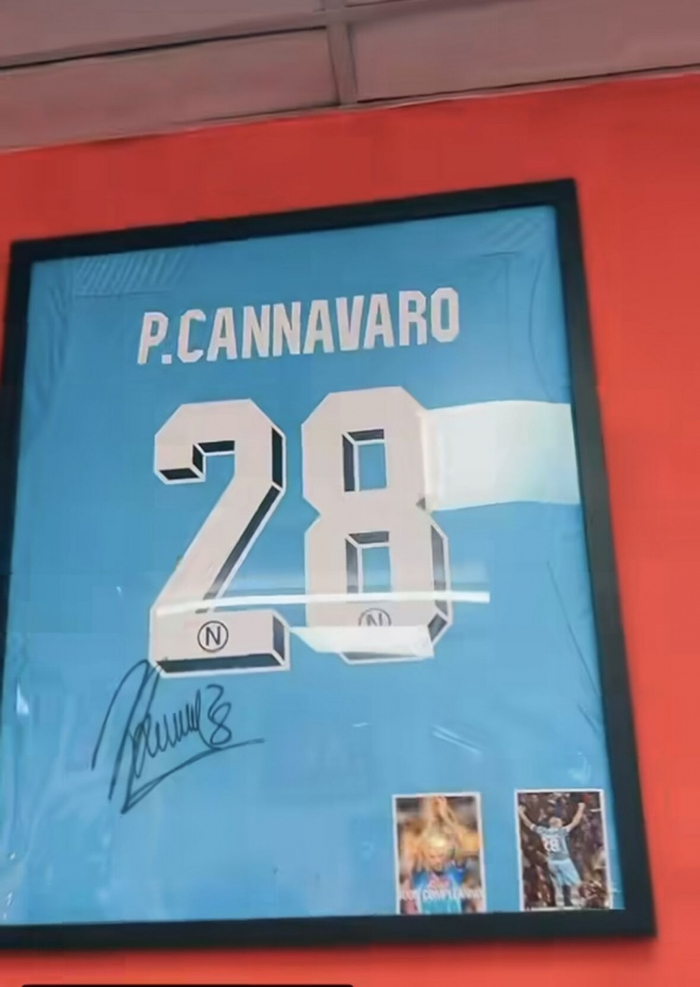 看到塔利斯卡,保利尼奥,杰克逊-马丁内斯还有卡纳瓦罗兄弟的签名球衣