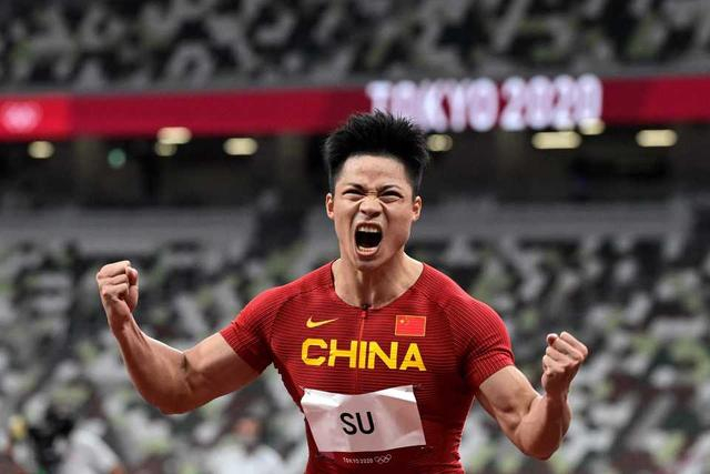 苏炳添在东京奥运会百米半决赛中竟然跑出了惊人的9秒83,这个成绩一举
