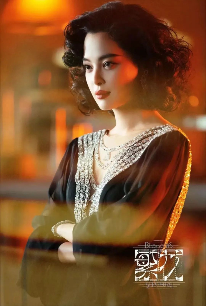 代指谁的附属,而是在描述一种危险又迷人的,明艳张扬有气场的造型风格